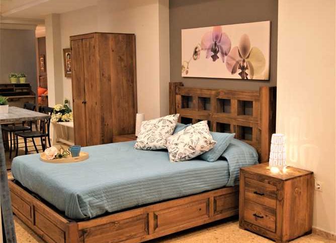 dormitorio rústico con madera maciza